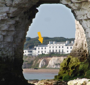 Broadstairs Beach holiday apartments - direct accessibility to Kingsgate Bay - with a parking space
